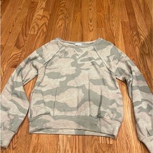 Le lis camo long sleeve crew neck. Size medium.